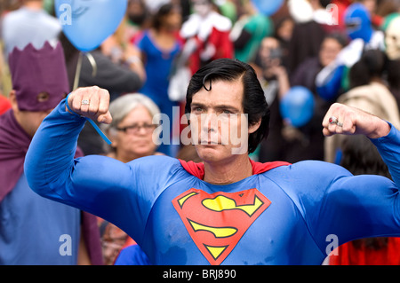 bei der Wille Ferrell/DreamWorks Animation Veranstaltung, um den Guinness-Weltrekord für die größte "Superhelden" sammeln zu schlagen. Stockfoto