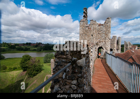 Blick entlang Framlingham Castle Wälle mit Framlingham Schule im Hintergrund Stockfoto