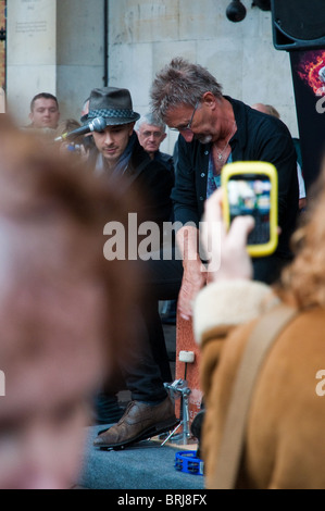 Eddie Jordan als Straßenmusikant in Covent Garden Stockfoto