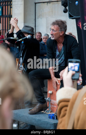 Eddie Jordan als Straßenmusikant in Covent Garden Stockfoto