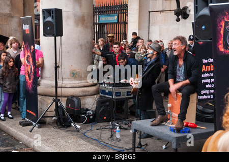 Eddie Jordan als Straßenmusikant in Covent Garden Stockfoto