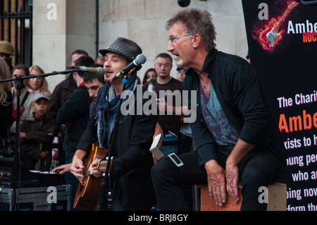 Eddie Jordan als Straßenmusikant in Covent Garden Stockfoto