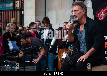 Eddie Jordan als Straßenmusikant in Covent Garden Stockfoto