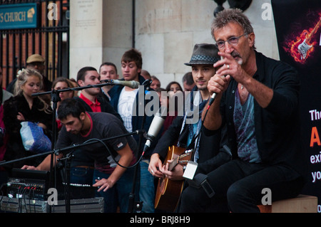 Eddie Jordan als Straßenmusikant in Covent Garden Stockfoto