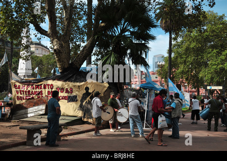 Ehemalige Soldaten demonstrieren durch Trommeln vor dem Falklands/Malvinas-Krieg-Veteran-Camp, Plaza de Mayo, Buenos Aires Stockfoto