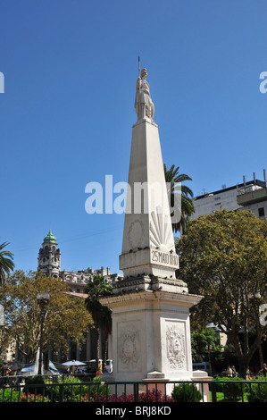 Blauer Himmel Porträtaufnahme der Piramide de Mayo (möglicherweise Pyramide) Liberty Denkmal, Plaza de Mayo, Buenos Aires, Argentinien Stockfoto