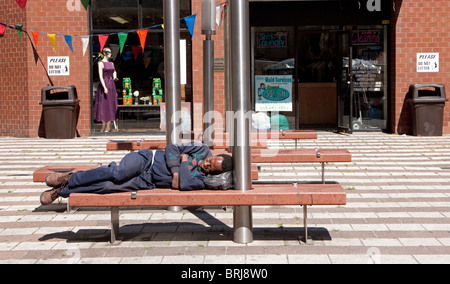 Obdachloser schlafen auf einer Bank, New York City, New York. Stockfoto