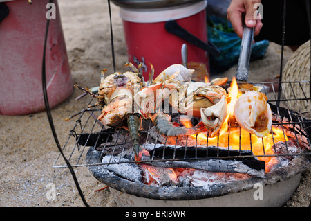 Verschiedene Meeresfrüchte auf dem Grill am Strand in Nha Trang in Vietnam Stockfoto