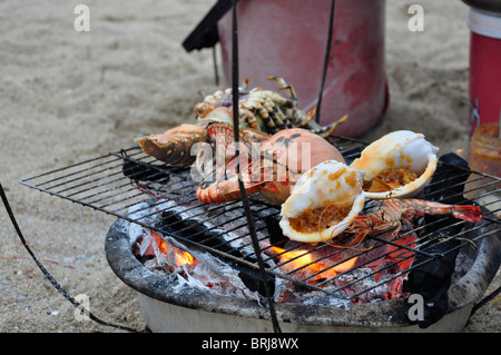 Verschiedene Meeresfrüchte auf dem Grill am Strand in Nha Trang in Vietnam Stockfoto