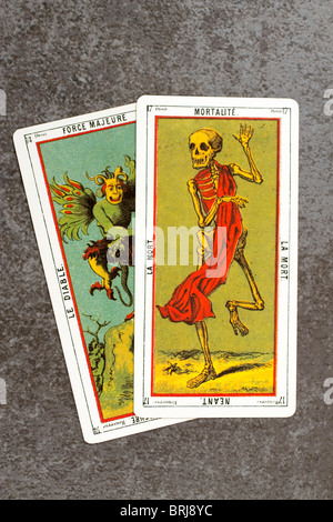 Karten mit dem Teufel und Tod aus einem alten Satz des Tarot für Weissagung verwendet. Stockfoto