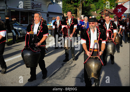 Eine Schweizer Tradition gehen Kuhglocke Klingeltöne durch ein Dorf läuten die Glocken im Einklang Stockfoto