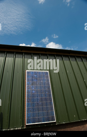 Solar-Energie-Panels auf einem landwirtschaftlichen Gebäude. Stockfoto