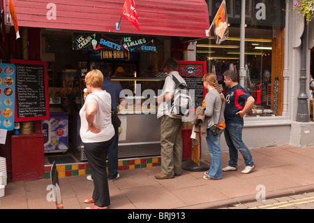 Menschen kaufen Eis in einen Shop Shop in Keswick, Cumbria, England, Großbritannien, Uk Stockfoto