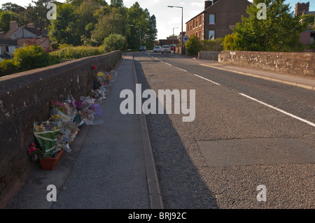 Blumen auf der Brücke in Egremont, wo Ken Fishburn von Derrick Bird in den Dreharbeiten in Cumbria, England am 06.02.2010 erschossen wurde Stockfoto