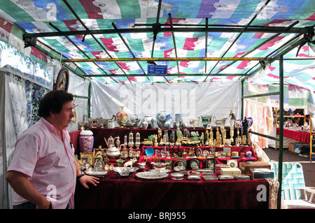 Markt-Stall-Mann verkaufen Schmuck, Besteck, Vasen, Figuren und Miniatur-Malereien, San Telmo Sonntagsmarkt, Buenos Aires Stockfoto