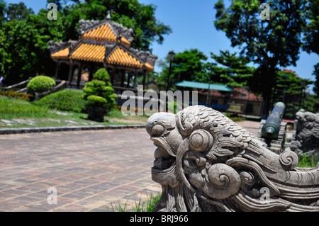 Eine Steinfigur an der Zitadelle von Hue in Vietnam Stockfoto