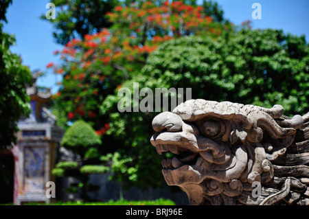 Stein-Drachen-Figur auf der Zitadelle von Hue in Vietnam Stockfoto