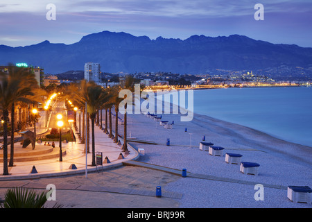 Panoramasicht auf die beleuchteten Strand von Albir bei Einbruch der Dunkelheit mit der alten Stadt Altea im Hintergrund. Die Promenade der Stars. Stockfoto