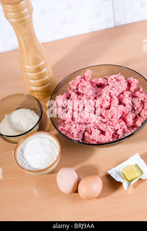 Hackfleisch für Frikadellers in Schüssel Stockfoto