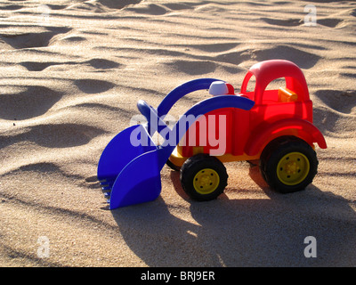 Bunten Kunststoff-Spielzeug LKW am Sandstrand Stockfoto