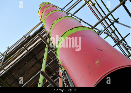 Bauherren, die Gerüste verschwenden Rutsche Stockfoto