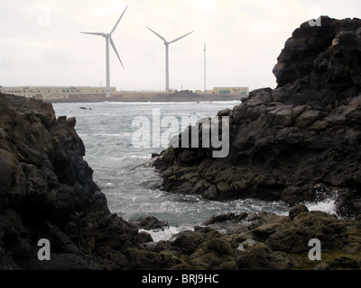 Windkraftanlagen auf felsigen Küste Stockfoto