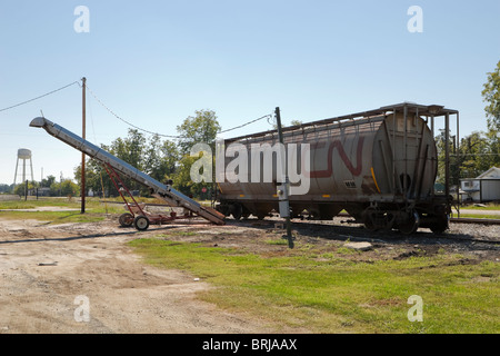 Ein Canadian National Railroad bedeckt zylindrische Behälter sitzt auf einer Sidetrack in eine Schiene Hof. Stockfoto