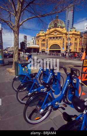 Melbourne Bike Anteil, Free City-Bikes, außerhalb Flinders Street Station, Victoria, Australien. Weder Herr PR Stockfoto