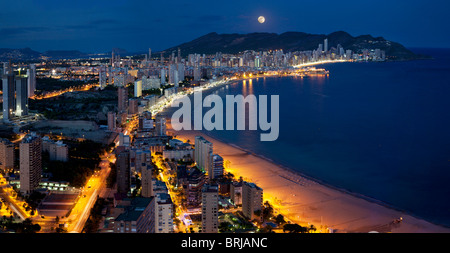 Attraktive Mond Licht Panoramablick von Benidorm Strand Poniente und Levante beleuchtet Stockfoto