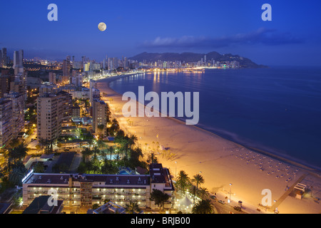 Nacht attraktive Panoramablick von Benidorm Strände und vorderen Gebäude beleuchtet Stockfoto