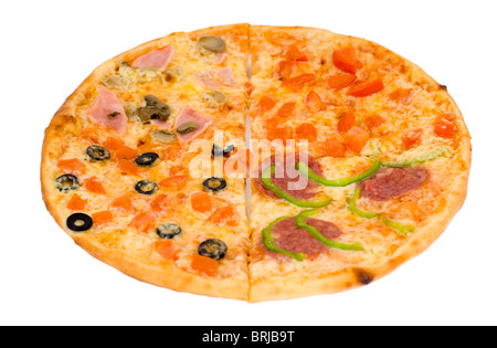 verschiedene Arten von Pizza in einem, Clipping-Pfad über vier Quartale Stockfoto