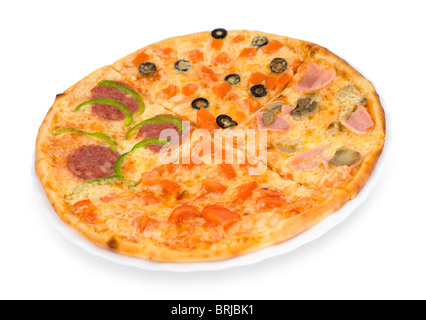 verschiedene Arten von Pizza auf einem Teller über vier Quartale isoliert auf weiß, Clipping-Pfad Stockfoto