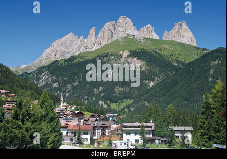 Panorama von Alba di Canazei, Fassa Tal mit Langkofel montieren (Langkofel) hinter. Foto mit Polarisator filter Stockfoto