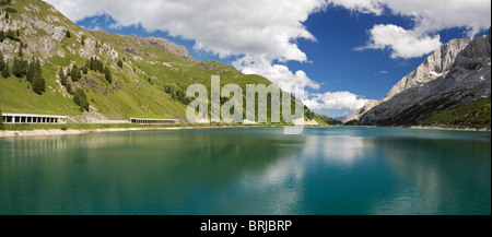 Der Stausee und Pass der Fedaia (Dolomiten, Trentino, Italien), im Sommer Stockfoto