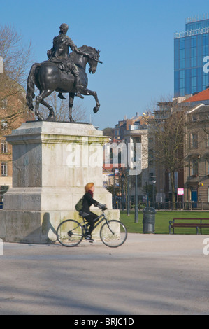 Weibliche Radfahrer Bristol Queen Square am frühen Morgen pendeln geht William III statue Stockfoto