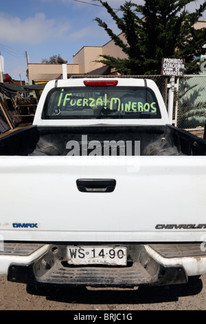 Botschaft der Unterstützung für die 33 eingeschlossenen Bergleute in der San-Jose-Mine an der Heckscheibe des Pickup-Trucks, Caldera, Región de Atacama, Chile Stockfoto