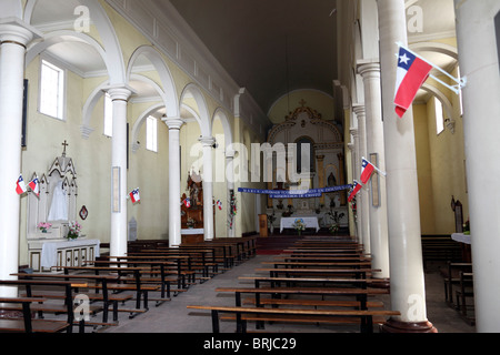 Flaggen in der Kirche San Vicente zeigen Unterstützung für Bergleute, die in der Mine San Jose in der Nähe von Copiapo, Caldera, Región de Atacama, Chile eingeschlossen sind Stockfoto