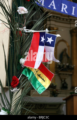 Flaggen in der Kirche San Vicente zeigen Unterstützung für Bergleute, die in der Mine San Jose in der Nähe von Copiapo, Caldera, Región de Atacama, Chile eingeschlossen sind Stockfoto