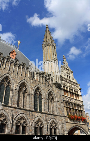 Die Tuchhallen ursprünglich im 13. Jahrhundert erbaut, aber von den deutschen Eindringlingen während WW1 zerstört wurde von 1967, Ypern Belgien wieder aufgebaut. Stockfoto