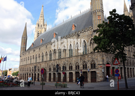 Die Tuchhallen ursprünglich im 13. Jahrhundert erbaut, aber von den deutschen Eindringlingen während WW1 zerstört wurde von 1967, Ypern Belgien wieder aufgebaut. Stockfoto