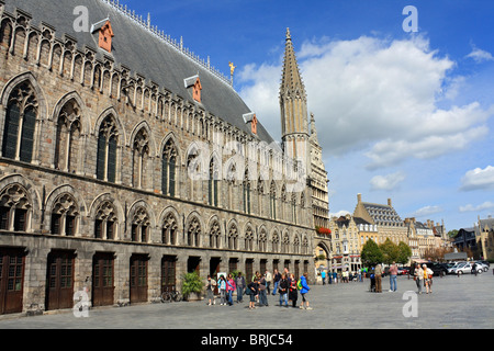 Die Tuchhallen ursprünglich im 13. Jahrhundert erbaut, aber von den deutschen Eindringlingen während WW1 zerstört wurde von 1967, Ypern Belgien wieder aufgebaut. Stockfoto