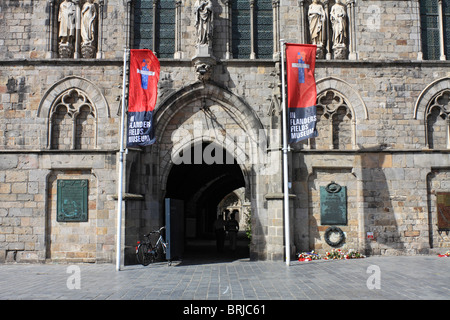 Die Tuchhallen ursprünglich im 13. Jahrhundert erbaut, aber von den deutschen Eindringlingen während WW1 zerstört wurde von 1967, Ypern Belgien wieder aufgebaut. Stockfoto