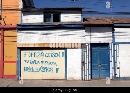 Botschaft der Unterstützung für den eingeschlossenen Bergmann Edison Peña aus seiner Familie, der auf das Garagentor des Hauses Copiapo, Región de Atacama, Chile gemalt wurde Stockfoto