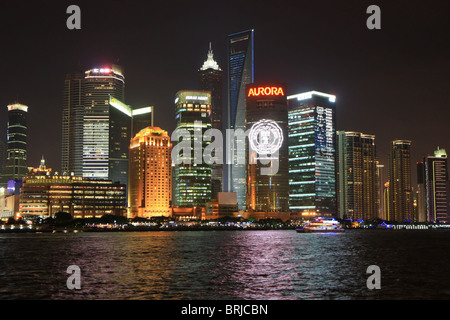 Bankenviertel in der Nacht, Shanghai, China Stockfoto