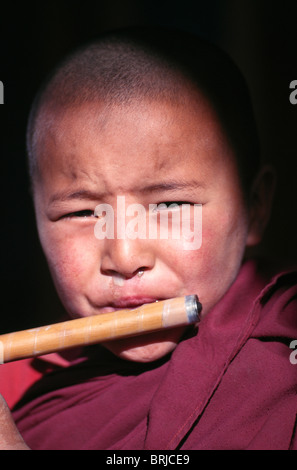 Neuling buddhistischen Mönch spielt Querflöte. Lamayuru-buddhistisches Kloster, Ladakh, Indien Stockfoto