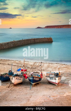 Sennen Hafen bei Sonnenuntergang; Blick in Richtung Cape Cornwall Stockfoto