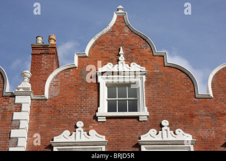 Ein Atic-Fenster in einem eleganten Stadthaus. Stockfoto