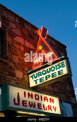Türkis Tipi Indianer Schmuck anmelden Shop in Williams, Arizona. Stockfoto