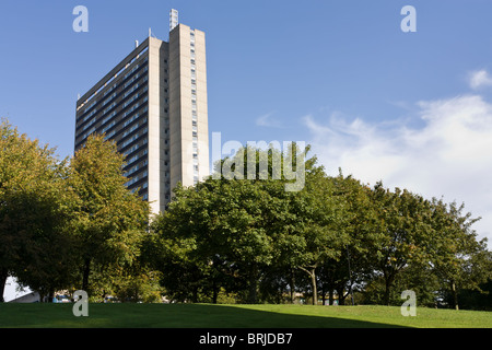 Hochhaus über Cruddas Park Einkaufszentrum umbenannt werden; RIVERSIDE DENE aus Westmorland Road, Newcastle. Stockfoto