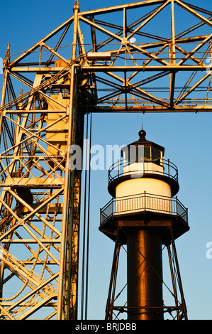 Antenne und südlichen Wellenbrecher inneren Leuchtturm heben Brücke in Duluth, Minnesota. Stockfoto